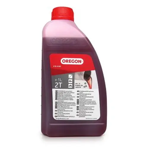 En genomskinlig flaska som innehåller röd 2-taktsolja tillverkad av Oregon