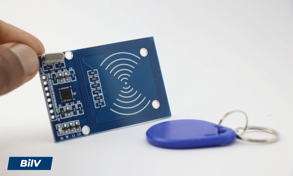 RFID-läsare och blå nyckelbricka används för att läsa och identifiera trådlösa RFID-signaler