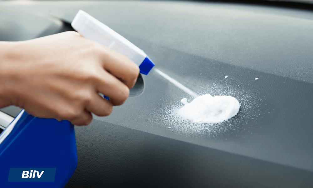 Applicering av rengöringsmedel på bilens instrumentpanel med sprayflaska