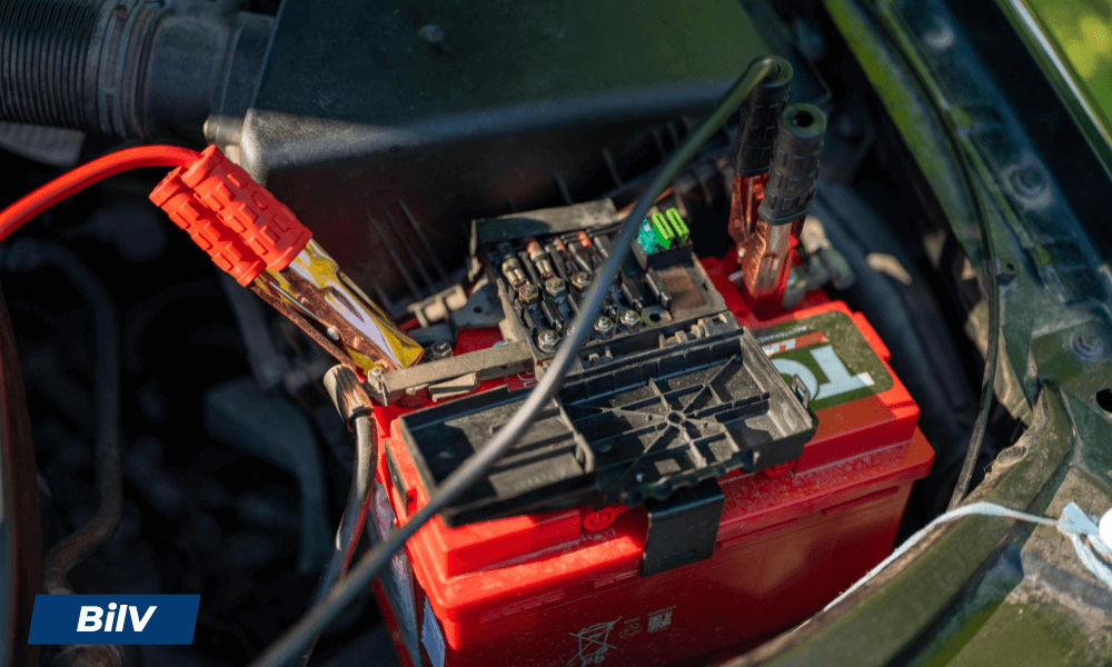 CTEK-batteriladdare ansluten till ett rött bilbatteri för säker och effektiv laddning.
