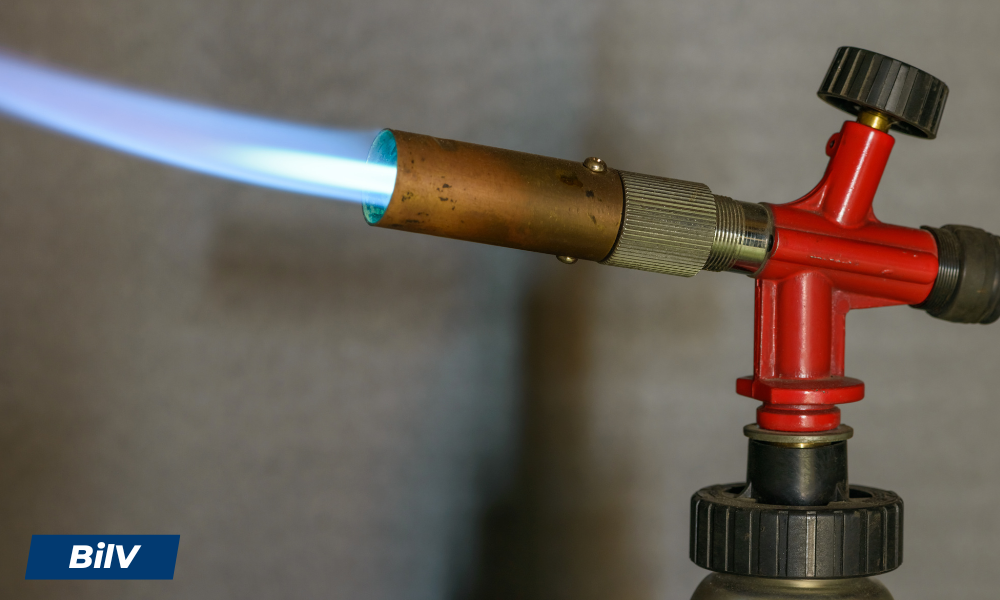 Klassisk gasbrännare med blå låga, används för lödning och värmearbete