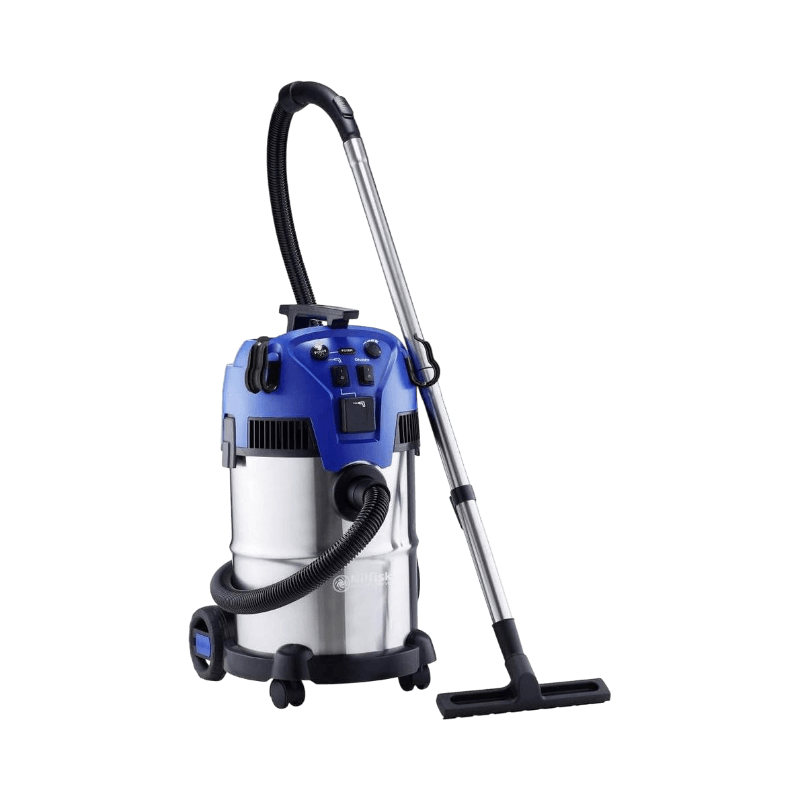 Nilfisk grovdammsugare med rostfri tank, blå motorhuv och praktiskt handtag.